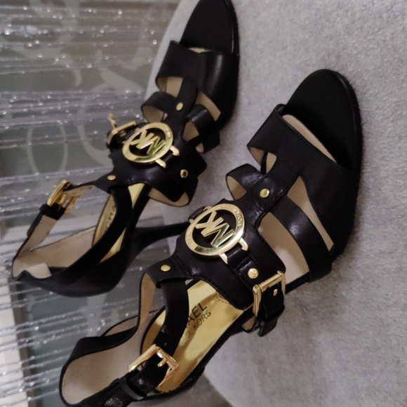Michael Kors size 71/2 black leather sandals with gold buckles 3inch heels - Picture 2 of 7